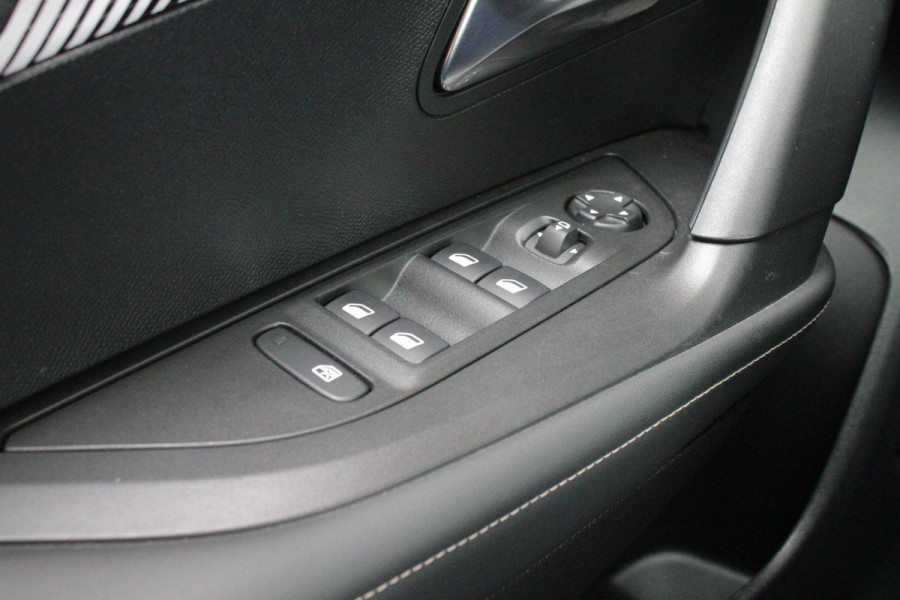 Peugeot 2008 1.2 100PK ALLURE | NAVIGATIE | PARKEERSENSOREN VOOR + ACHTER | KEYLESS ENTRY/START | LICHTMETALEN VELGEN 17" | DRAADLOZE APPLE CARPLAY/ANDROID AUTO | DRAADLOZE TELEFOONLADER | CRUISE CONTROL | DAB + RADIO | LED KOPLAMPEN |