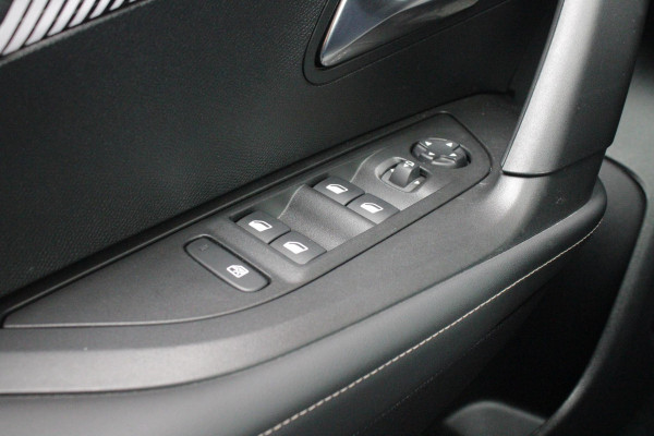 Peugeot 2008 1.2 100PK ALLURE | NAVIGATIE | PARKEERSENSOREN VOOR + ACHTER | KEYLESS ENTRY/START | LICHTMETALEN VELGEN 17" | DRAADLOZE APPLE CARPLAY/ANDROID AUTO | DRAADLOZE TELEFOONLADER | CRUISE CONTROL | DAB + RADIO | LED KOPLAMPEN |
