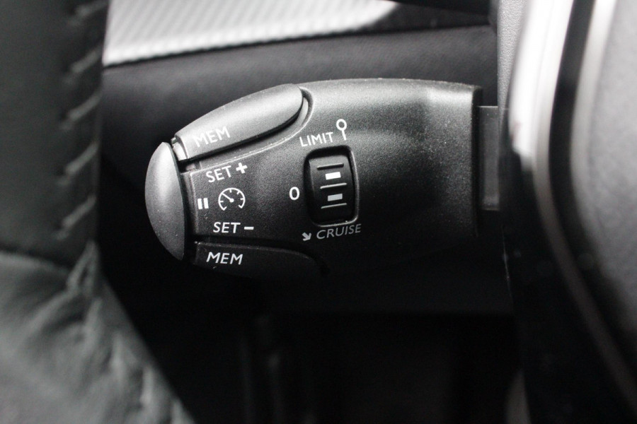 Peugeot 2008 1.2 100PK ALLURE | NAVIGATIE | PARKEERSENSOREN VOOR + ACHTER | KEYLESS ENTRY/START | LICHTMETALEN VELGEN 17" | DRAADLOZE APPLE CARPLAY/ANDROID AUTO | DRAADLOZE TELEFOONLADER | CRUISE CONTROL | DAB + RADIO | LED KOPLAMPEN |