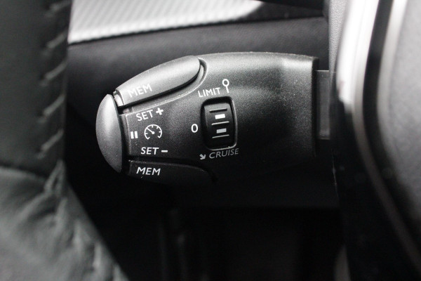 Peugeot 2008 1.2 100PK ALLURE | NAVIGATIE | PARKEERSENSOREN VOOR + ACHTER | KEYLESS ENTRY/START | LICHTMETALEN VELGEN 17" | DRAADLOZE APPLE CARPLAY/ANDROID AUTO | DRAADLOZE TELEFOONLADER | CRUISE CONTROL | DAB + RADIO | LED KOPLAMPEN |