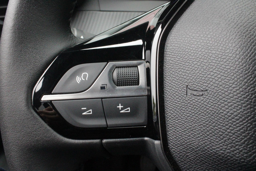Peugeot 2008 1.2 100PK ALLURE | NAVIGATIE | PARKEERSENSOREN VOOR + ACHTER | KEYLESS ENTRY/START | LICHTMETALEN VELGEN 17" | DRAADLOZE APPLE CARPLAY/ANDROID AUTO | DRAADLOZE TELEFOONLADER | CRUISE CONTROL | DAB + RADIO | LED KOPLAMPEN |