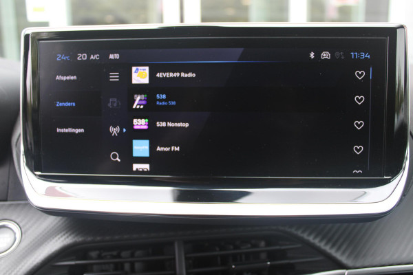 Peugeot 2008 1.2 100PK ALLURE | NAVIGATIE | PARKEERSENSOREN VOOR + ACHTER | KEYLESS ENTRY/START | LICHTMETALEN VELGEN 17" | DRAADLOZE APPLE CARPLAY/ANDROID AUTO | DRAADLOZE TELEFOONLADER | CRUISE CONTROL | DAB + RADIO | LED KOPLAMPEN |