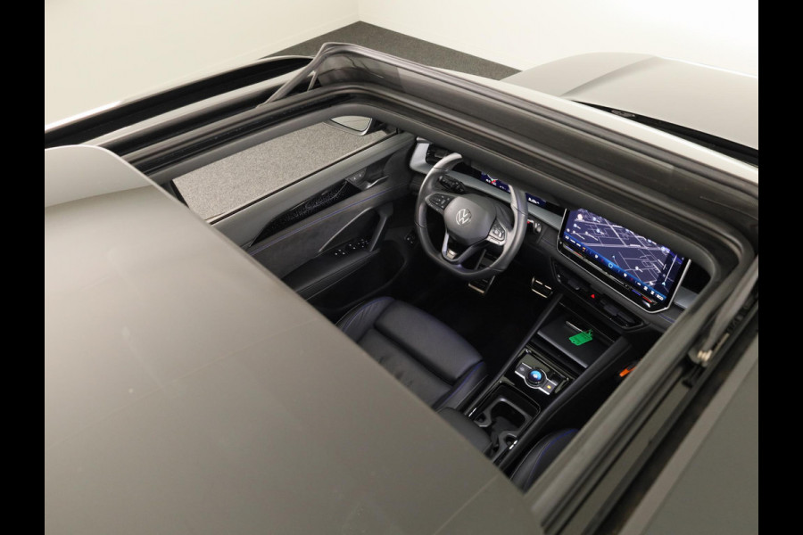 Volkswagen Tayron 1.5 eHybrid R-Line Edition 272 pk Automaat (DSG) | Verlengde garantie | Navigatie | Panoramadak | Trekhaak (wegklapbaar) | Parkeersensoren (Park assist) | Rondomzicht camera | Lederen bekleding | Stoelverwarming/ventilatie | R-Line |