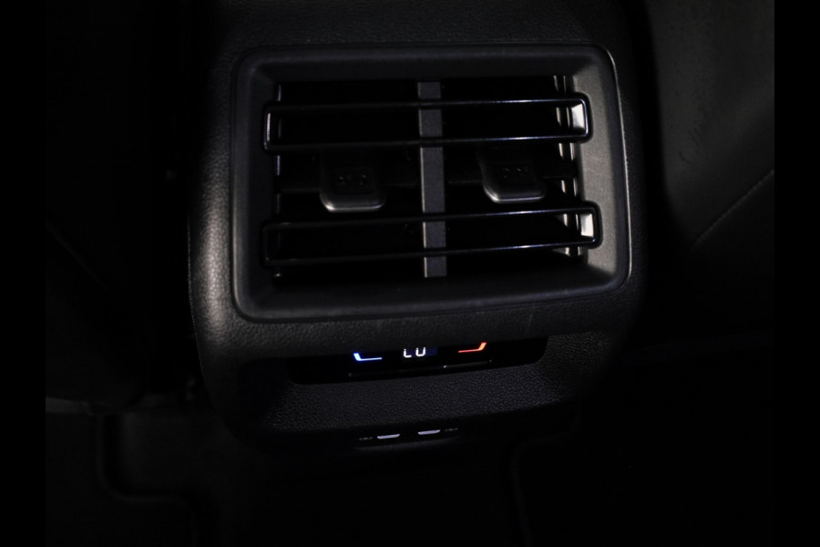 Volkswagen Tayron 1.5 eHybrid R-Line Edition 272 pk Automaat (DSG) | Verlengde garantie | Navigatie | Panoramadak | Trekhaak (wegklapbaar) | Parkeersensoren (Park assist) | Rondomzicht camera | Lederen bekleding | Stoelverwarming/ventilatie | R-Line |