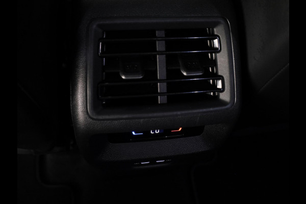 Volkswagen Tayron 1.5 eHybrid R-Line Edition 272 pk Automaat (DSG) | Verlengde garantie | Navigatie | Panoramadak | Trekhaak (wegklapbaar) | Parkeersensoren (Park assist) | Rondomzicht camera | Lederen bekleding | Stoelverwarming/ventilatie | R-Line |