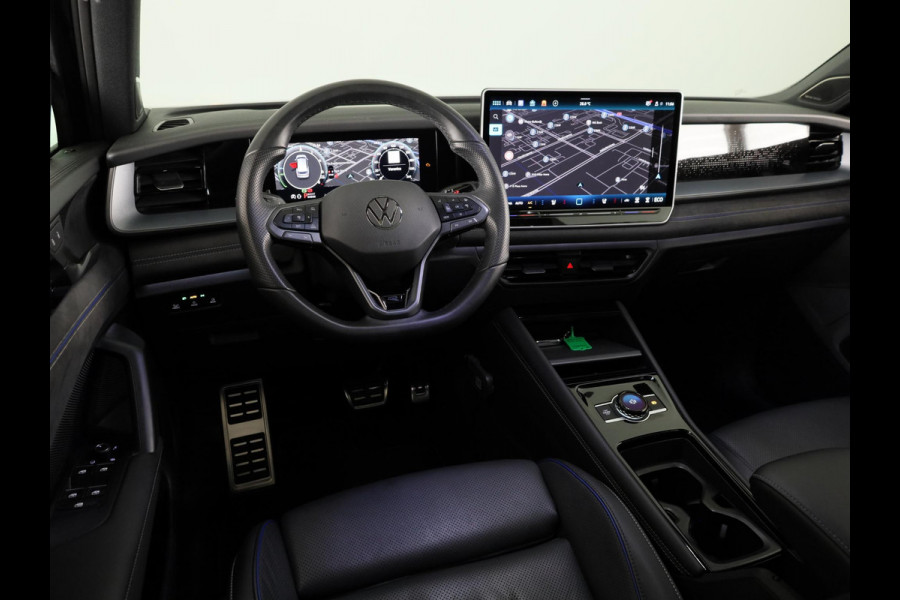 Volkswagen Tayron 1.5 eHybrid R-Line Edition 272 pk Automaat (DSG) | Verlengde garantie | Navigatie | Panoramadak | Trekhaak (wegklapbaar) | Parkeersensoren (Park assist) | Rondomzicht camera | Lederen bekleding | Stoelverwarming/ventilatie | R-Line |
