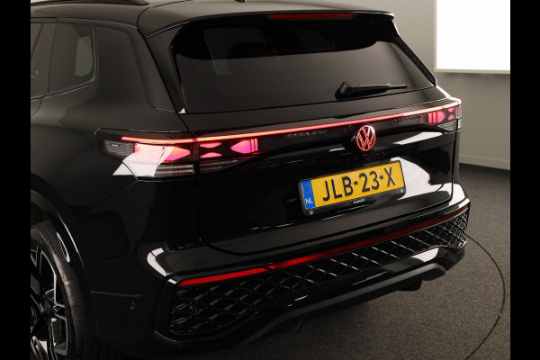 Volkswagen Tayron 1.5 eHybrid R-Line Edition 272 pk Automaat (DSG) | Verlengde garantie | Navigatie | Panoramadak | Trekhaak (wegklapbaar) | Parkeersensoren (Park assist) | Rondomzicht camera | Lederen bekleding | Stoelverwarming/ventilatie | R-Line |