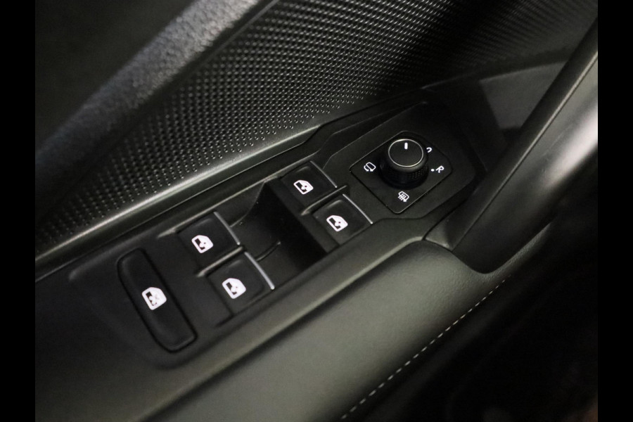 Volkswagen Tayron 1.5 eHybrid R-Line Edition 272 pk Automaat (DSG) | Verlengde garantie | Navigatie | Panoramadak | Trekhaak (wegklapbaar) | Parkeersensoren (Park assist) | Rondomzicht camera | Lederen bekleding | Stoelverwarming/ventilatie | R-Line |