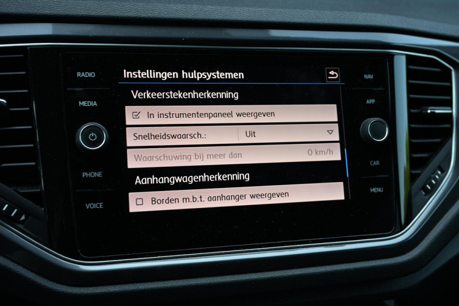 Volkswagen T-Roc 1.5 TSI Sport Business R | Camera | Adaptieve Cruise | Stoelverwarming | Trekhaak | Automaat | Blind Spot-sensor | Lane Assist |