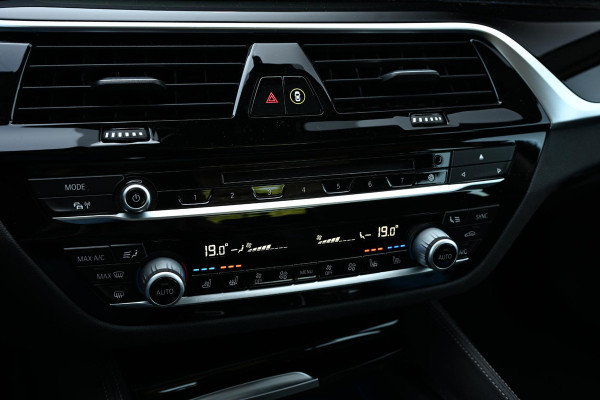 BMW 5 Serie 530e iPerformance High Executive | Panoramadak | HUD | 360 Camera | HIFI | Ambiance Interieur | Stoelverwarming + Ventilatie | Memory Seats | Keyless Entry |