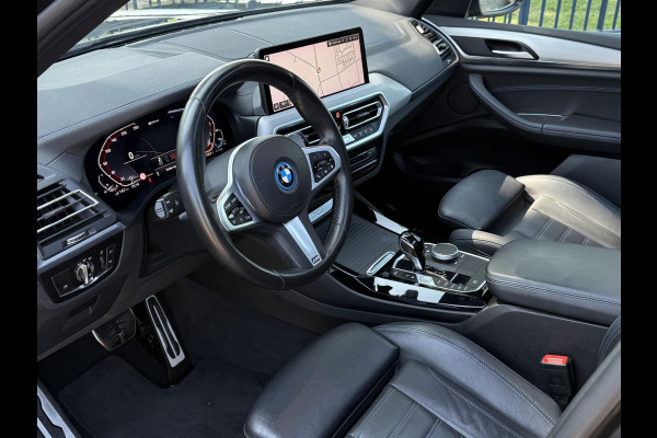 BMW X3 xDrive30e M SPORT | SPORTREMMEN ROOD | PANORAMA | TREKHAAK | ADAPTIEF ONDERSTEL | CAMERA | KEYLESS |