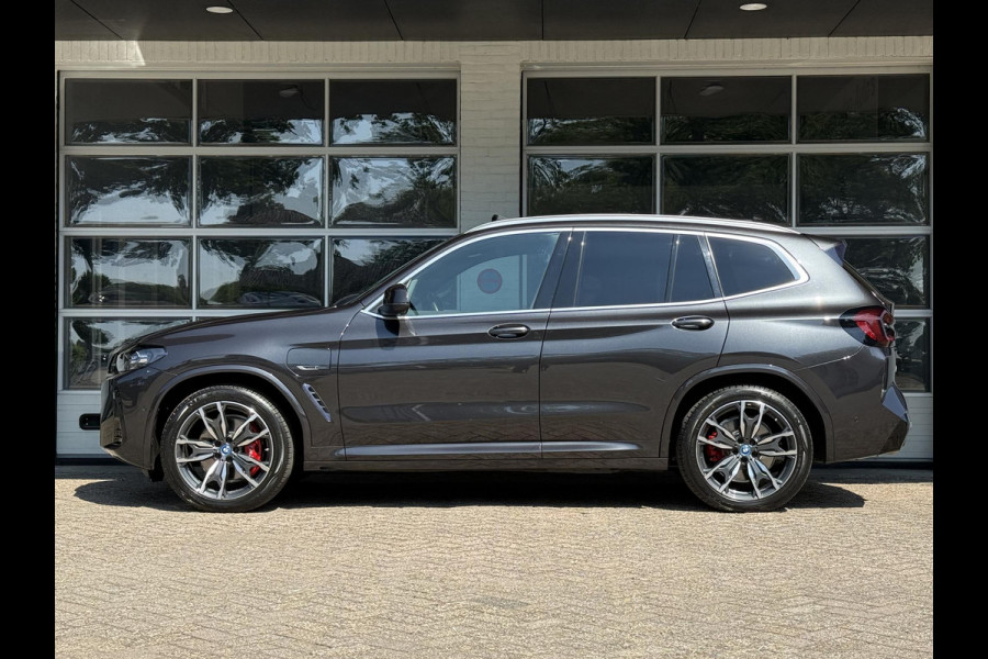BMW X3 xDrive30e M SPORT | SPORTREMMEN ROOD | PANORAMA | TREKHAAK | ADAPTIEF ONDERSTEL | CAMERA | KEYLESS |