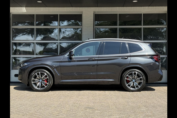 BMW X3 xDrive30e M SPORT | SPORTREMMEN ROOD | PANORAMA | TREKHAAK | ADAPTIEF ONDERSTEL | CAMERA | KEYLESS |