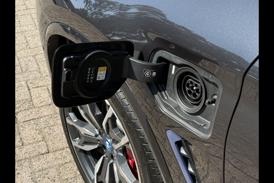 BMW X3 xDrive30e M SPORT | SPORTREMMEN ROOD | PANORAMA | TREKHAAK | ADAPTIEF ONDERSTEL | CAMERA | KEYLESS |