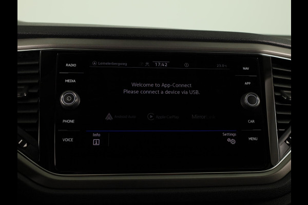 Volkswagen T-Roc 1.5 TSI Style Business 150 PK | Automaat (DSG) | Navigatie | Camera | Extra getint glas