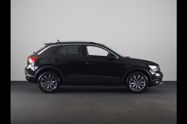 Volkswagen T-Roc 1.5 TSI Style Business 150 PK | Automaat (DSG) | Navigatie | Camera | Extra getint glas