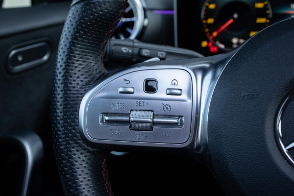 Mercedes-Benz A-Klasse 180 AMG Line PANO DIFFUSSER CAMERA BURMESTER