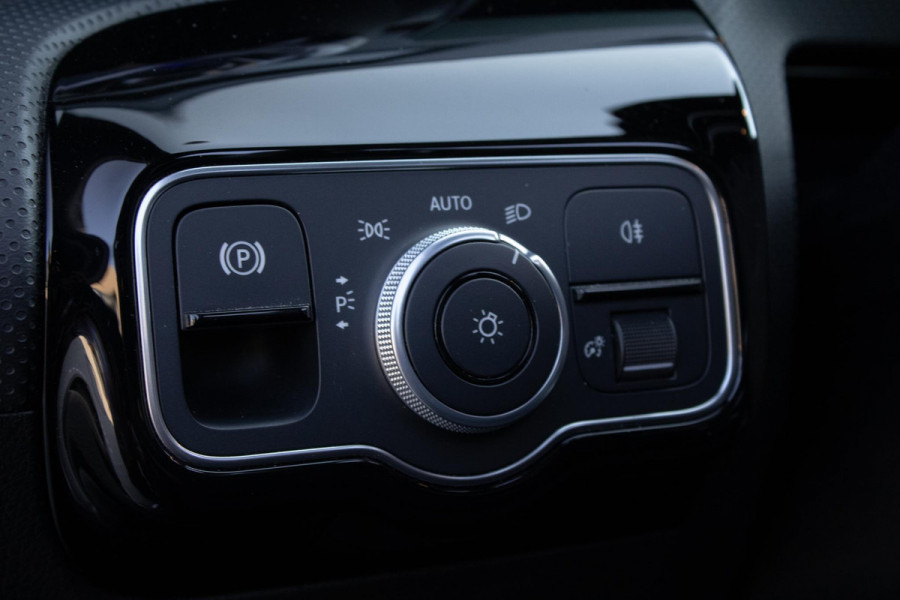Mercedes-Benz A-Klasse 180 AMG Line PANO DIFFUSSER CAMERA BURMESTER