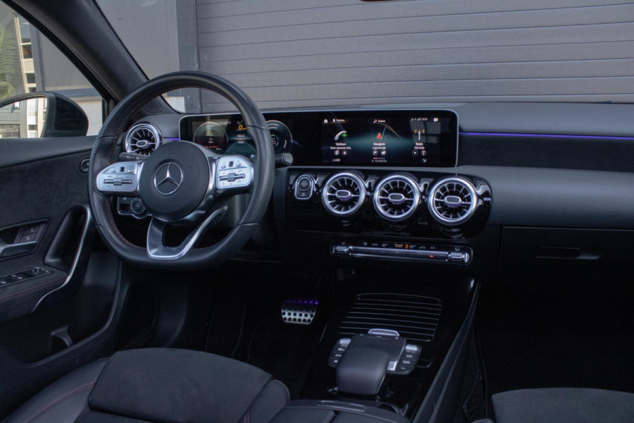 Mercedes-Benz A-Klasse 180 AMG Line PANO DIFFUSSER CAMERA BURMESTER