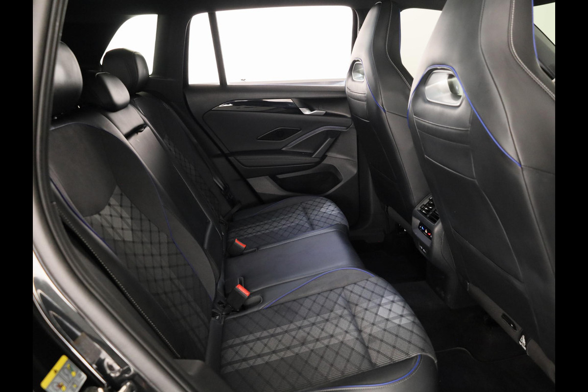 Volkswagen Tiguan 1.5 eHybrid R-Line Edition 204 pk Automaat (DSG) | Verlengde garantie | Navigatie | Panoramadak | Parkeersensoren (Park assist) | Achteruitrijcamera | Stoelverwarming v/a | R-Line |