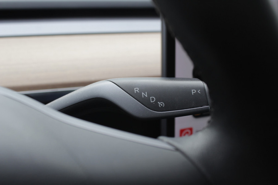 Tesla Model 3 Long Range AWD 75 kWh / SoH 86,8% / Trekhaak / Autopilot / Panoramadak / Camera / Premium Audio / 18'' / Leder / Stoel+Stuurverwarming / ACC