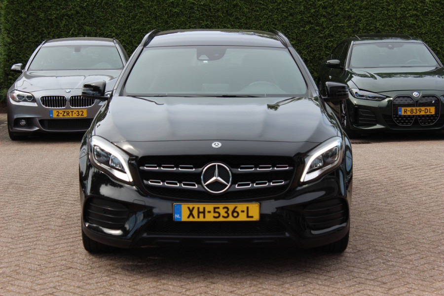 Mercedes-Benz GLA 180 Business Solution AMG Night Upgrade / Camera / Apple CarPlay / 19'' / Half leder / Navigatie / Getint glas / Stoelverwarming / Cruise Control