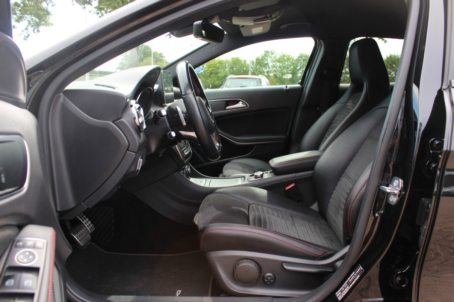 Mercedes-Benz GLA 180 Business Solution AMG Night Upgrade / Camera / Apple CarPlay / 19'' / Half leder / Navigatie / Getint glas / Stoelverwarming / Cruise Control