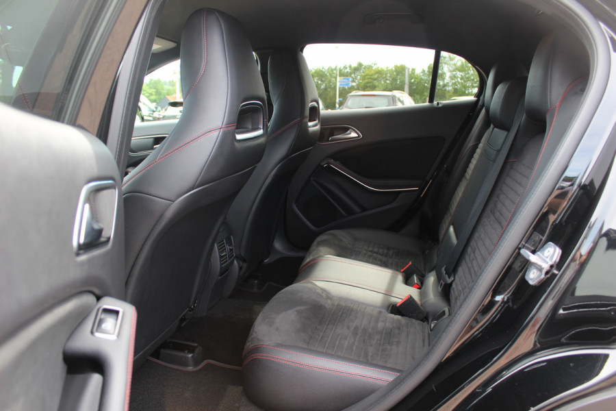 Mercedes-Benz GLA 180 Business Solution AMG Night Upgrade / Camera / Apple CarPlay / 19'' / Half leder / Navigatie / Getint glas / Stoelverwarming / Cruise Control