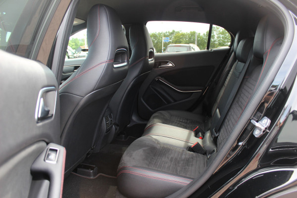 Mercedes-Benz GLA 180 Business Solution AMG Night Upgrade / Camera / Apple CarPlay / 19'' / Half leder / Navigatie / Getint glas / Stoelverwarming / Cruise Control