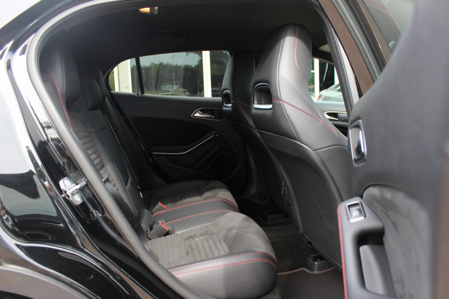 Mercedes-Benz GLA 180 Business Solution AMG Night Upgrade / Camera / Apple CarPlay / 19'' / Half leder / Navigatie / Getint glas / Stoelverwarming / Cruise Control