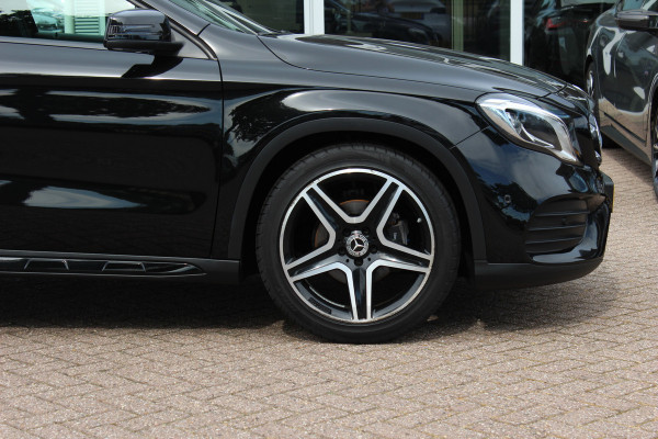 Mercedes-Benz GLA 180 Business Solution AMG Night Upgrade / Camera / Apple CarPlay / 19'' / Half leder / Navigatie / Getint glas / Stoelverwarming / Cruise Control