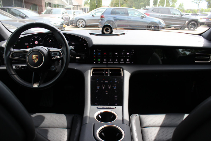 Porsche Taycan 79 kWh / SOH 92,4 % / 1e Eign. / Camera / Luchtvering / Sportchrono / 20'' / Leder / Comfortstoelen / CarPlay / Stoelverwarming / DAB / Cruise Control