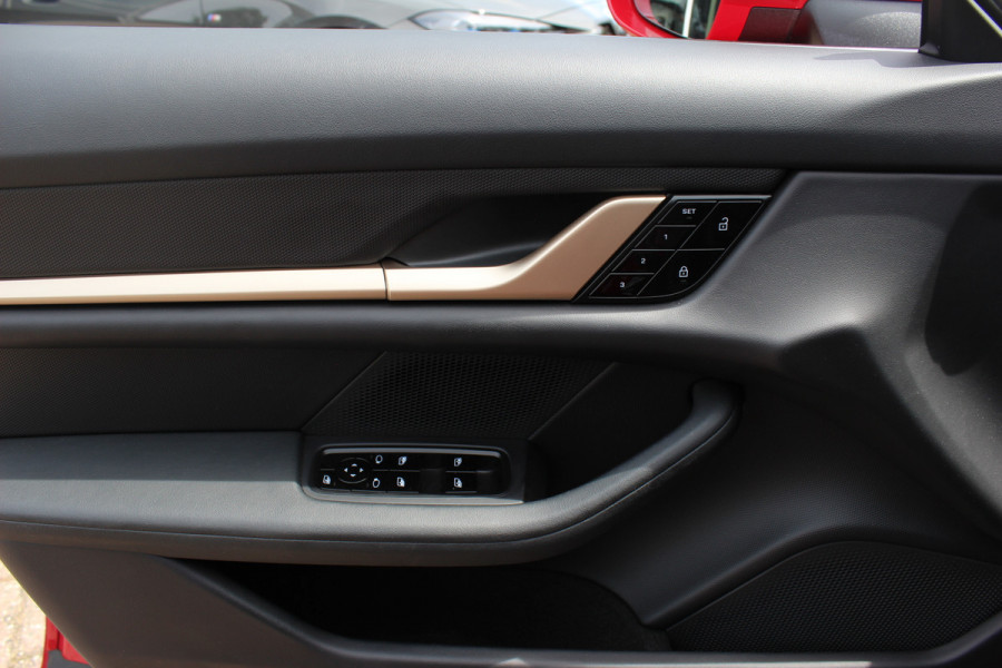 Porsche Taycan 79 kWh / SOH 92,4 % / 1e Eign. / Camera / Luchtvering / Sportchrono / 20'' / Leder / Comfortstoelen / CarPlay / Stoelverwarming / DAB / Cruise Control