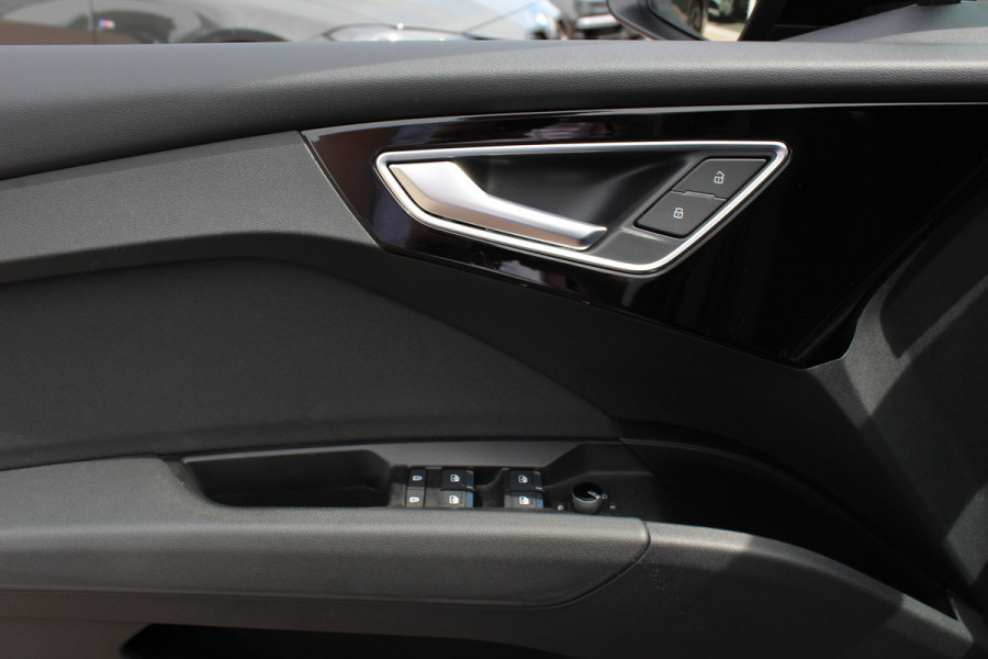 Audi Q4 e-tron 40 Launch edition Advanced Plus 77 kWh / SOH 92,9 % / Panoramadak / Camera / Warmtepomp / CarPlay / 20'' / Stoelverwarming / DAB / ACC