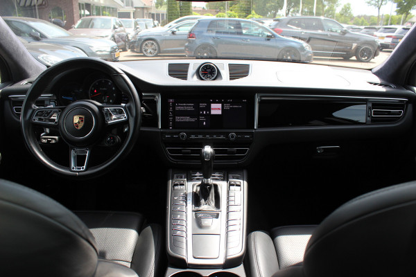 Porsche Macan 2.9 Turbo / Panoramadak / 360Camera / Adaptieve Stoelen / Luchtvering / Matrix LED / Sportuitlaat / 21'' / Sportchrono / Dodehoek / CarPlay / Stoel+Stuurverwarming / Dodehoek / DAB / ACC