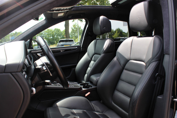 Porsche Macan 2.9 Turbo / Panoramadak / 360Camera / Adaptieve Stoelen / Luchtvering / Matrix LED / Sportuitlaat / 21'' / Sportchrono / Dodehoek / CarPlay / Stoel+Stuurverwarming / Dodehoek / DAB / ACC