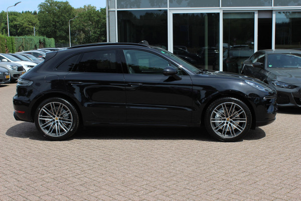 Porsche Macan 2.9 Turbo / Panoramadak / 360Camera / Adaptieve Stoelen / Luchtvering / Matrix LED / Sportuitlaat / 21'' / Sportchrono / Dodehoek / CarPlay / Stoel+Stuurverwarming / Dodehoek / DAB / ACC