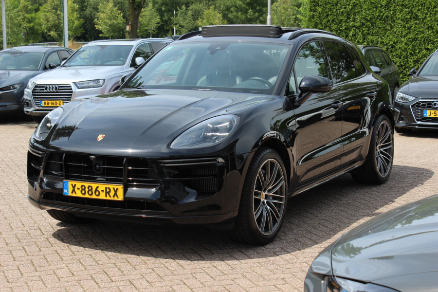 Porsche Macan 2.9 Turbo / Panoramadak / 360Camera / Adaptieve Stoelen / Luchtvering / Matrix LED / Sportuitlaat / 21'' / Sportchrono / Dodehoek / CarPlay / Stoel+Stuurverwarming / Dodehoek / DAB / ACC