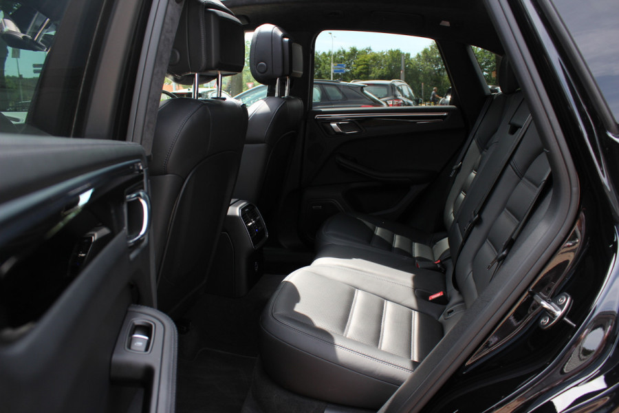Porsche Macan 2.9 Turbo / Panoramadak / 360Camera / Adaptieve Stoelen / Luchtvering / Matrix LED / Sportuitlaat / 21'' / Sportchrono / Dodehoek / CarPlay / Stoel+Stuurverwarming / Dodehoek / DAB / ACC