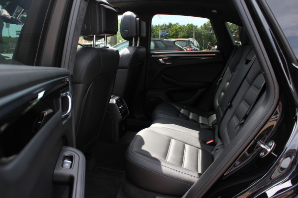 Porsche Macan 2.9 Turbo / Panoramadak / 360Camera / Adaptieve Stoelen / Luchtvering / Matrix LED / Sportuitlaat / 21'' / Sportchrono / Dodehoek / CarPlay / Stoel+Stuurverwarming / Dodehoek / DAB / ACC