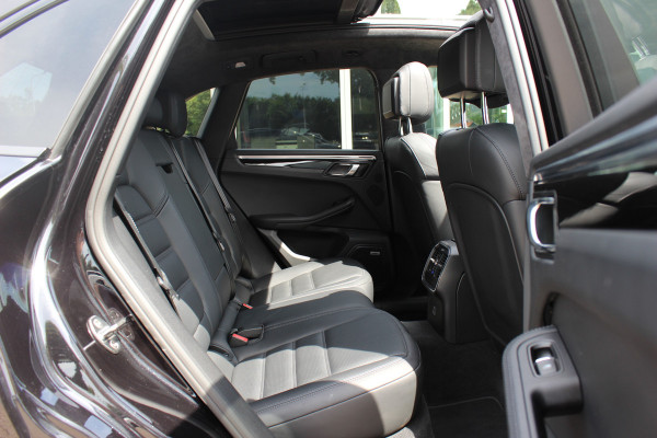 Porsche Macan 2.9 Turbo / Panoramadak / 360Camera / Adaptieve Stoelen / Luchtvering / Matrix LED / Sportuitlaat / 21'' / Sportchrono / Dodehoek / CarPlay / Stoel+Stuurverwarming / Dodehoek / DAB / ACC