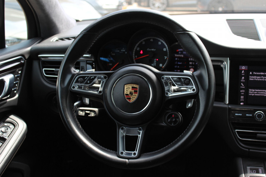 Porsche Macan 2.9 Turbo / Panoramadak / 360Camera / Adaptieve Stoelen / Luchtvering / Matrix LED / Sportuitlaat / 21'' / Sportchrono / Dodehoek / CarPlay / Stoel+Stuurverwarming / Dodehoek / DAB / ACC