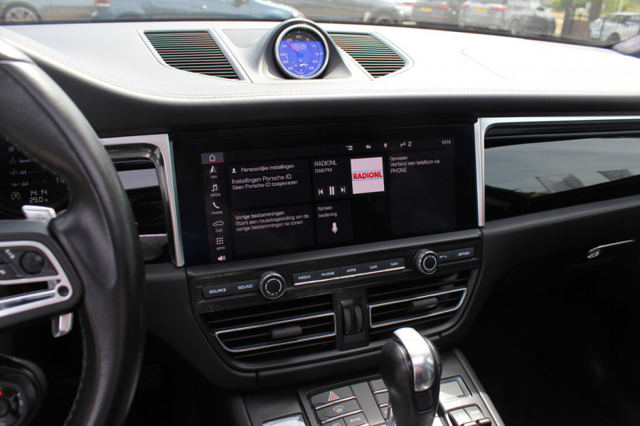 Porsche Macan 2.9 Turbo / Panoramadak / 360Camera / Adaptieve Stoelen / Luchtvering / Matrix LED / Sportuitlaat / 21'' / Sportchrono / Dodehoek / CarPlay / Stoel+Stuurverwarming / Dodehoek / DAB / ACC