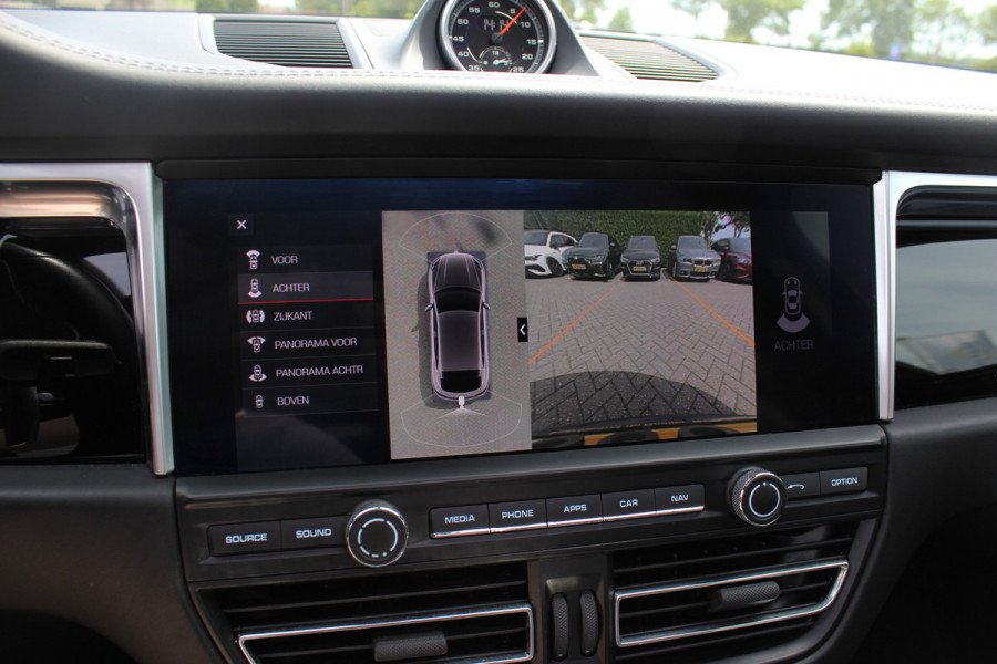 Porsche Macan 2.9 Turbo / Panoramadak / 360Camera / Adaptieve Stoelen / Luchtvering / Matrix LED / Sportuitlaat / 21'' / Sportchrono / Dodehoek / CarPlay / Stoel+Stuurverwarming / Dodehoek / DAB / ACC
