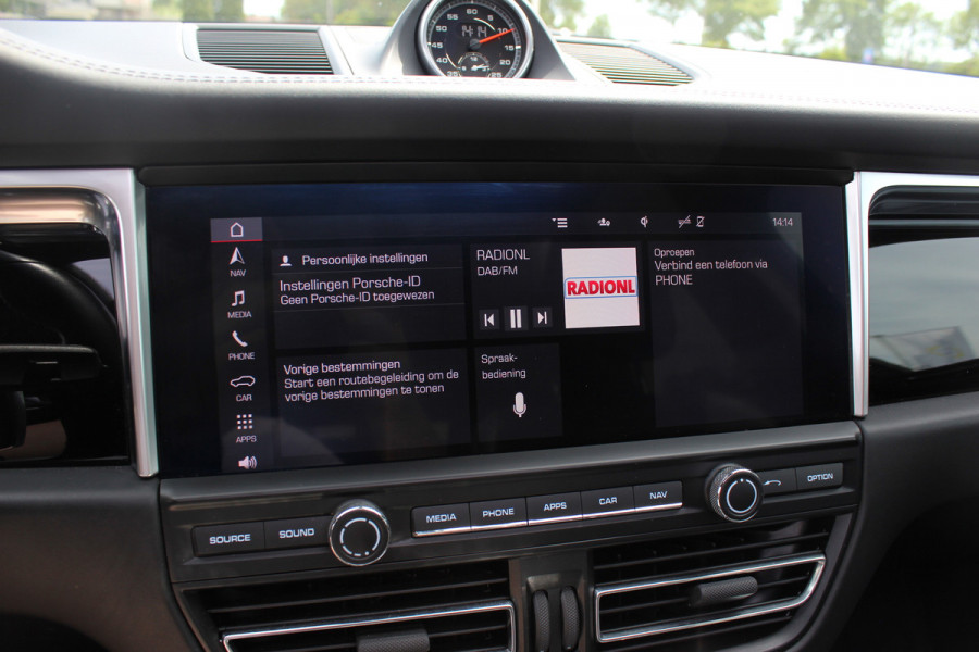 Porsche Macan 2.9 Turbo / Panoramadak / 360Camera / Adaptieve Stoelen / Luchtvering / Matrix LED / Sportuitlaat / 21'' / Sportchrono / Dodehoek / CarPlay / Stoel+Stuurverwarming / Dodehoek / DAB / ACC