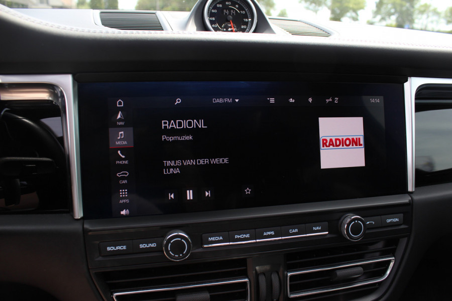 Porsche Macan 2.9 Turbo / Panoramadak / 360Camera / Adaptieve Stoelen / Luchtvering / Matrix LED / Sportuitlaat / 21'' / Sportchrono / Dodehoek / CarPlay / Stoel+Stuurverwarming / Dodehoek / DAB / ACC