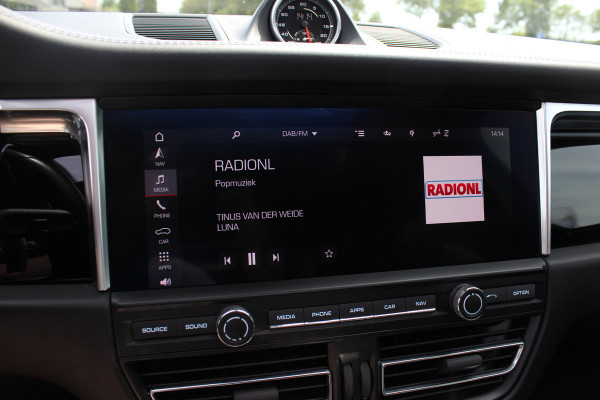 Porsche Macan 2.9 Turbo / Panoramadak / 360Camera / Adaptieve Stoelen / Luchtvering / Matrix LED / Sportuitlaat / 21'' / Sportchrono / Dodehoek / CarPlay / Stoel+Stuurverwarming / Dodehoek / DAB / ACC
