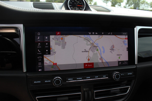 Porsche Macan 2.9 Turbo / Panoramadak / 360Camera / Adaptieve Stoelen / Luchtvering / Matrix LED / Sportuitlaat / 21'' / Sportchrono / Dodehoek / CarPlay / Stoel+Stuurverwarming / Dodehoek / DAB / ACC