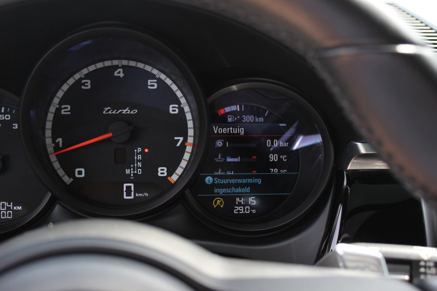 Porsche Macan 2.9 Turbo / Panoramadak / 360Camera / Adaptieve Stoelen / Luchtvering / Matrix LED / Sportuitlaat / 21'' / Sportchrono / Dodehoek / CarPlay / Stoel+Stuurverwarming / Dodehoek / DAB / ACC