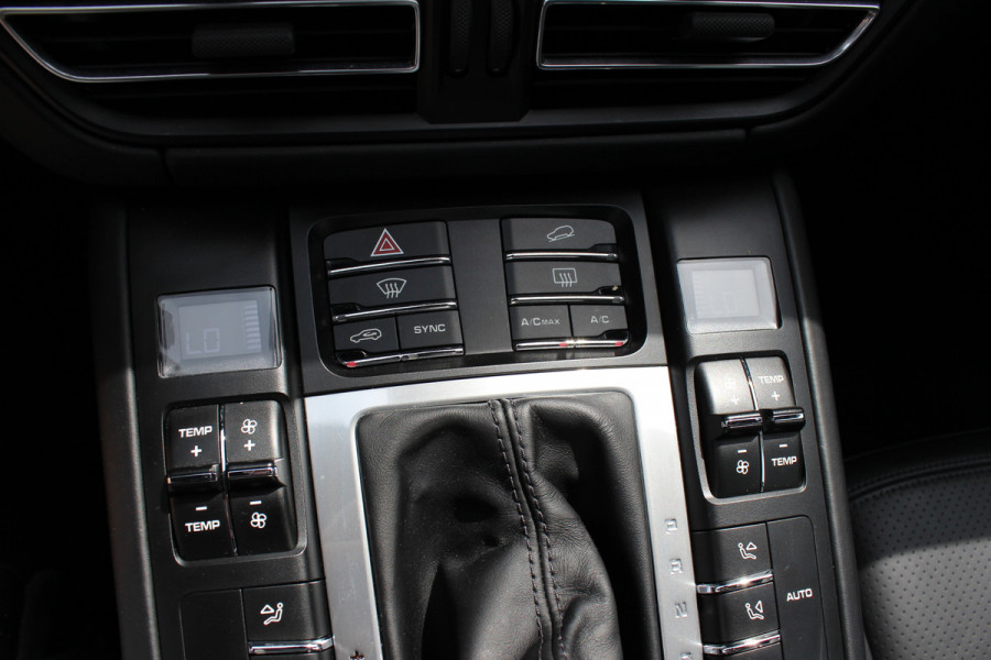 Porsche Macan 2.9 Turbo / Panoramadak / 360Camera / Adaptieve Stoelen / Luchtvering / Matrix LED / Sportuitlaat / 21'' / Sportchrono / Dodehoek / CarPlay / Stoel+Stuurverwarming / Dodehoek / DAB / ACC